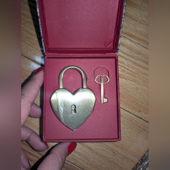 NEW IN BOX DIOR NOVELTY HEART LOCK WITH KEY - Picture 9 of 10